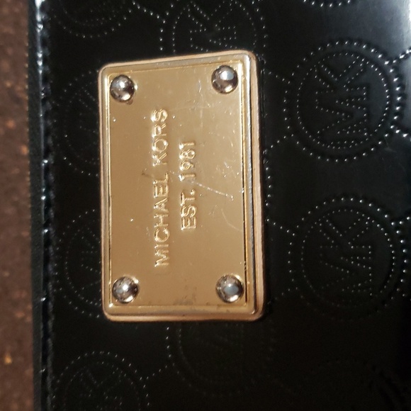 MICHAEL KORS Jet Set Zip Around Wristlet Wallet in Patent Black. - Picture 2 of 8